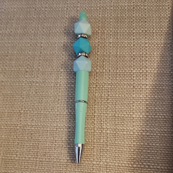g22 Stylish Mint Green Beaded Pen - Picture 1 of 2